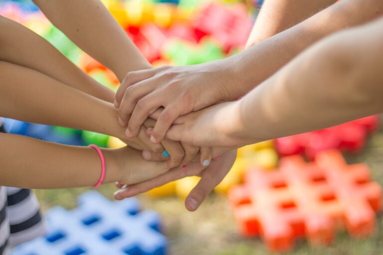 Viele Kinderhände liegen übereinander