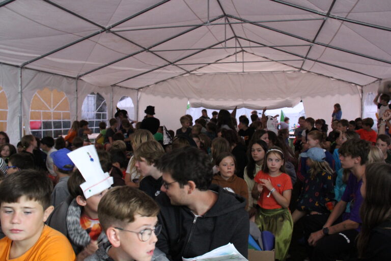 Kinder und Betreuerinnen beim Camp